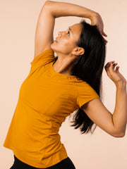 Skadi yoga t-shirt, honey - flowcopenhagen.com